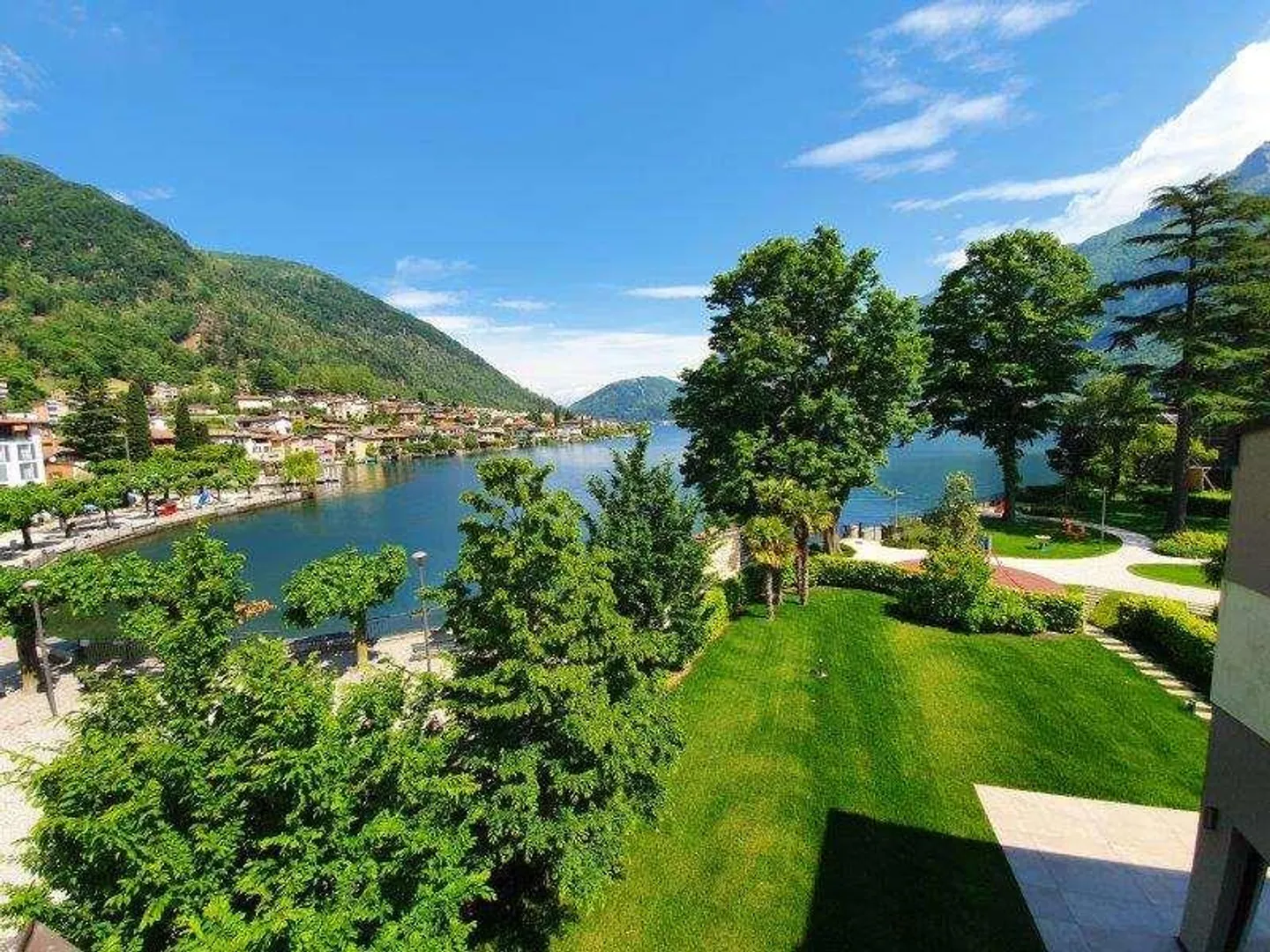Prächtige Villa am See - Foto 2 von 10