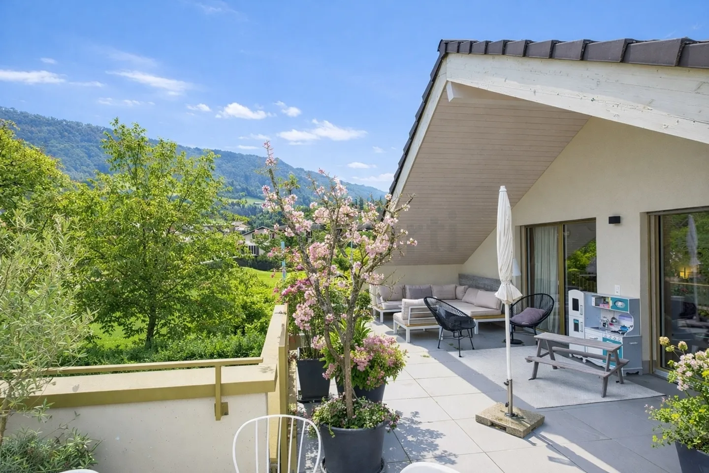 Modern 5.5-room penthouse apartment in Erlinsbach with beautiful terrace where you can enjoy the evening sun - Photo 1 of 11