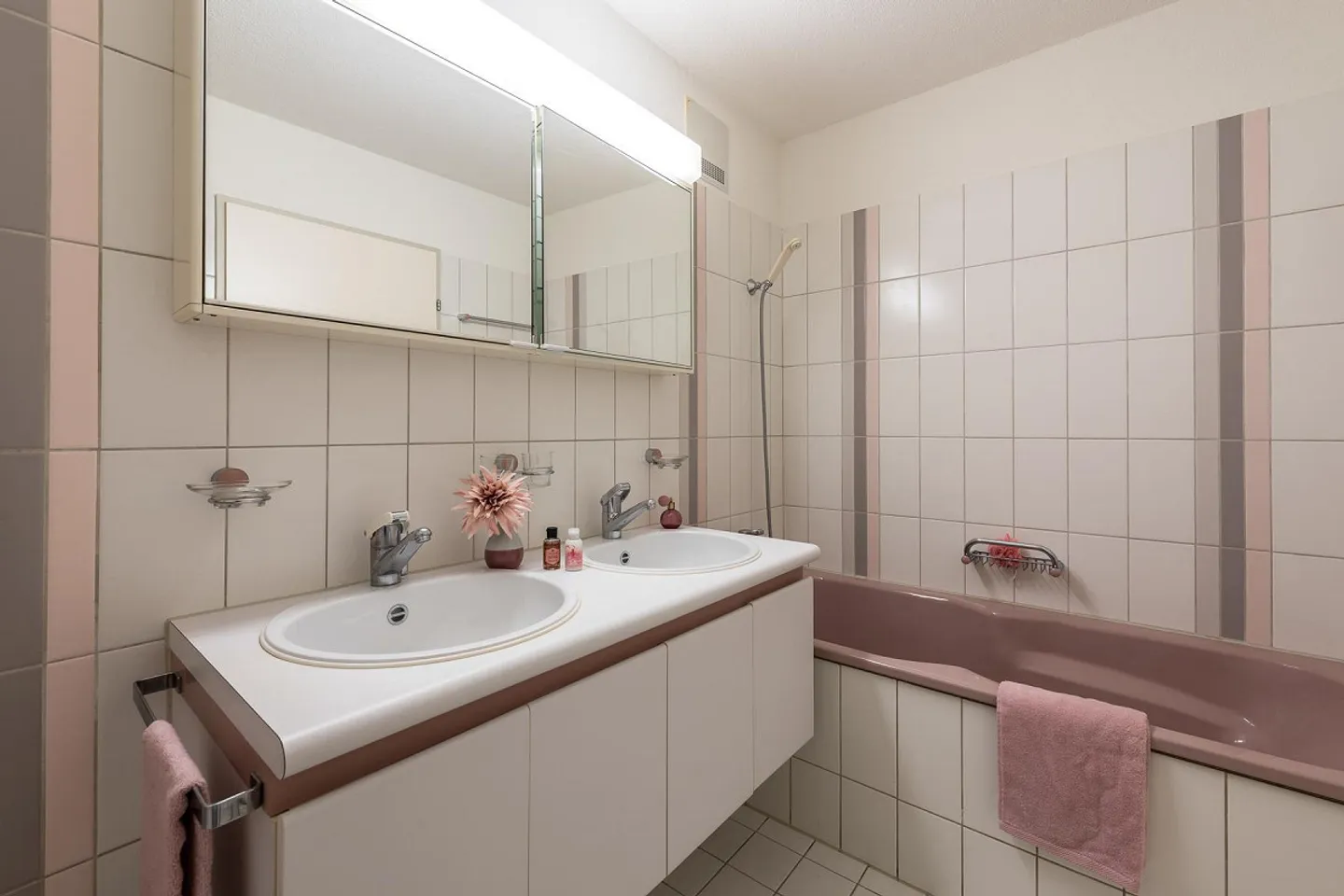 Large apartment with a view of greenery! - Photo 5 of 10