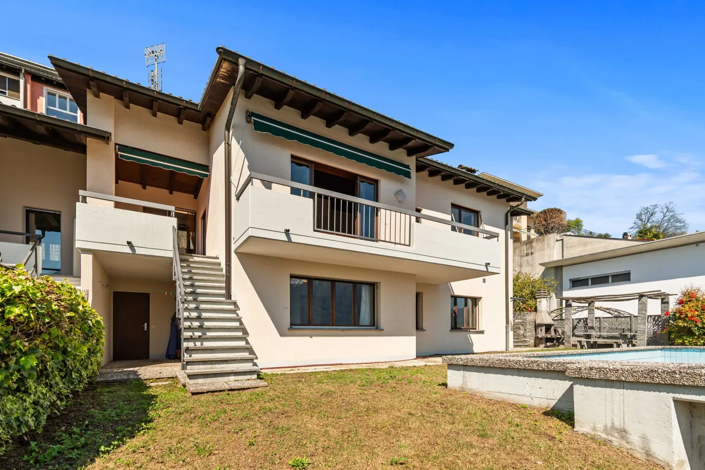 Magnifique maison jumelée de 8,5 pièces avec piscine et vue imprenable - Photo 2 sur 28