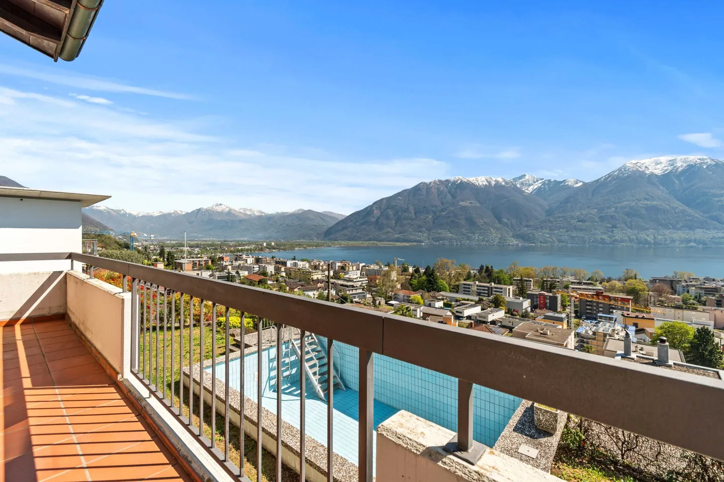 Magnifique maison jumelée de 8,5 pièces avec piscine et vue imprenable - Photo 6 sur 28