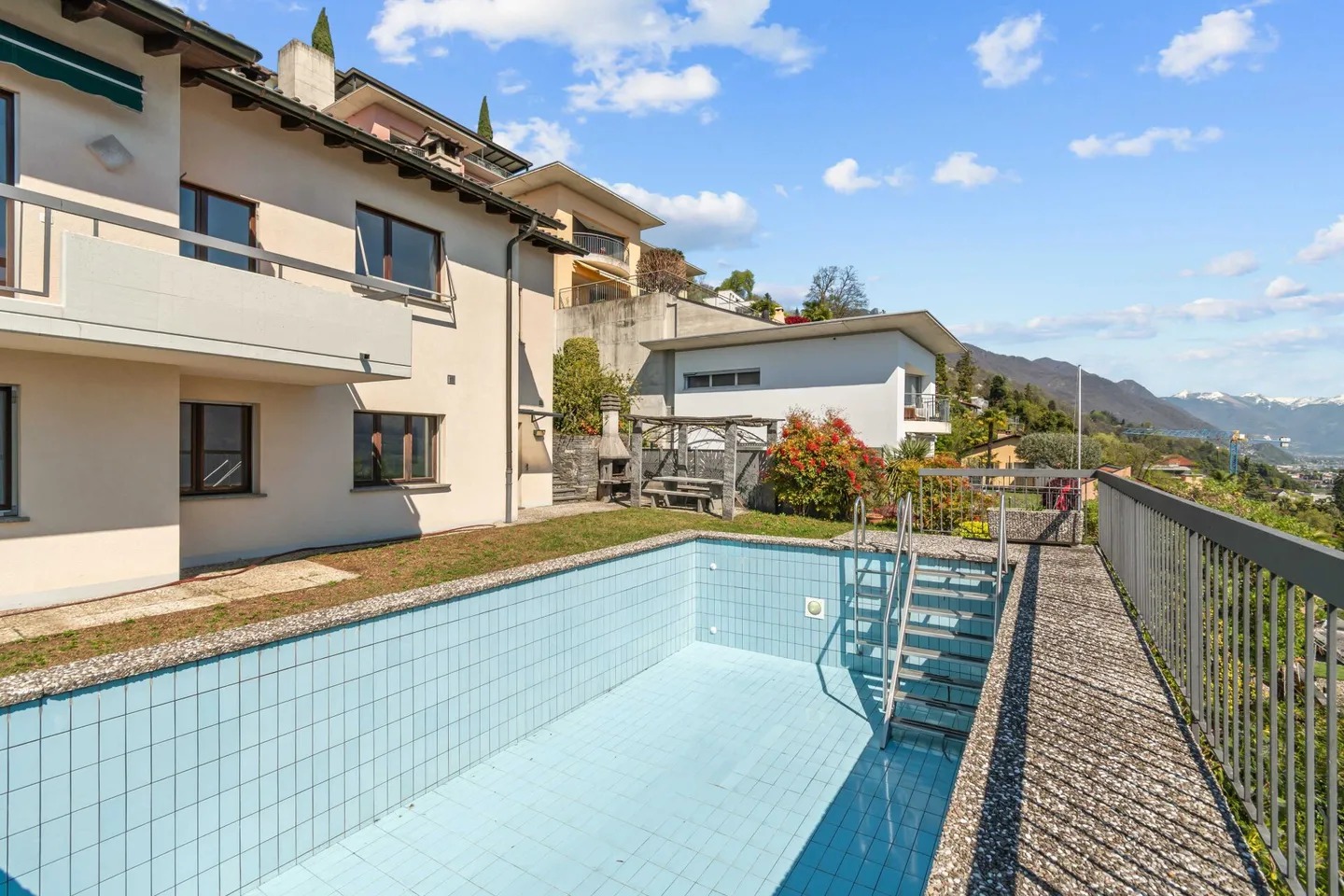 Magnifique maison jumelée de 8,5 pièces avec piscine et vue imprenable - Photo 18 sur 28