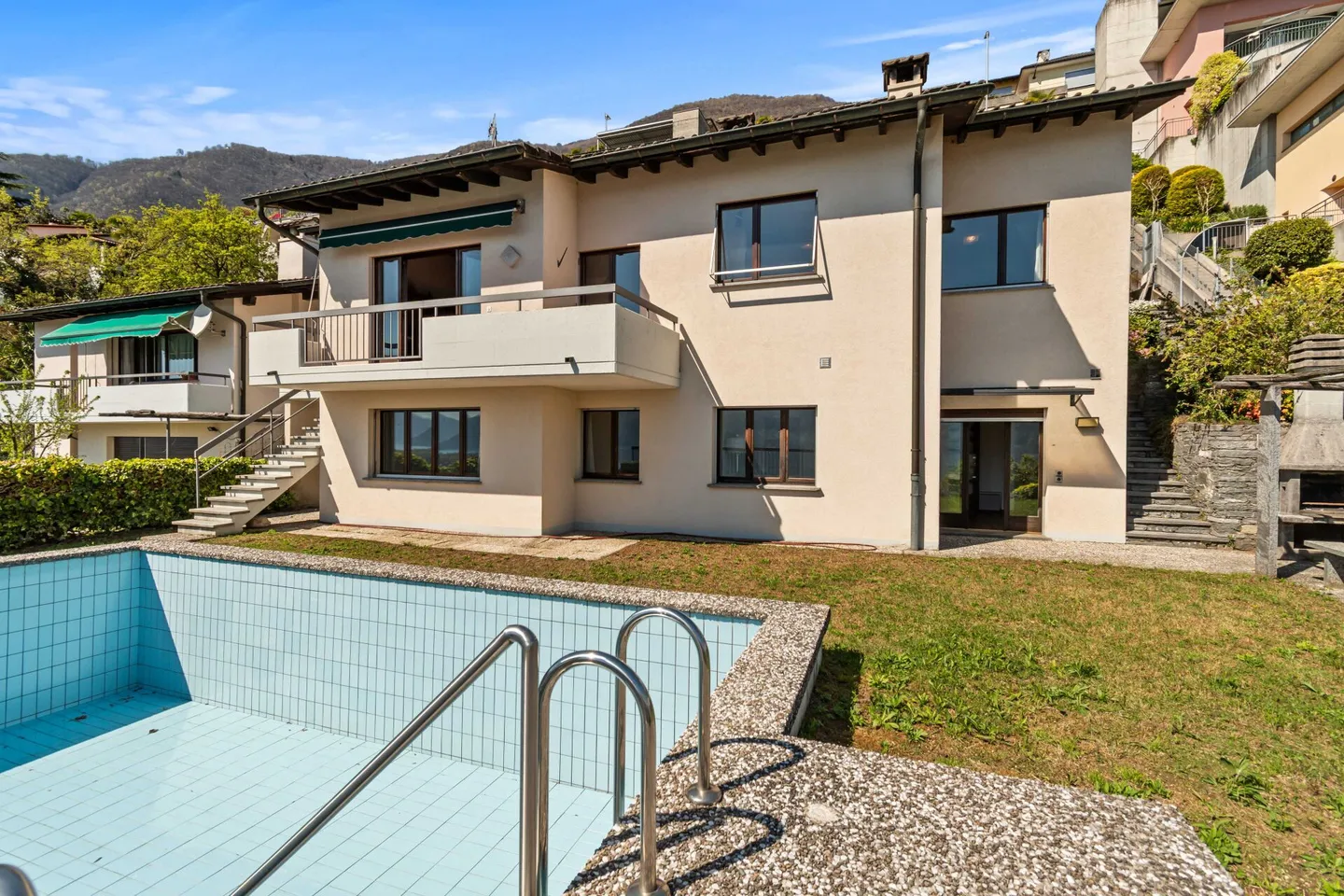 Magnifique maison jumelée de 8,5 pièces avec piscine et vue imprenable - Photo 19 sur 28