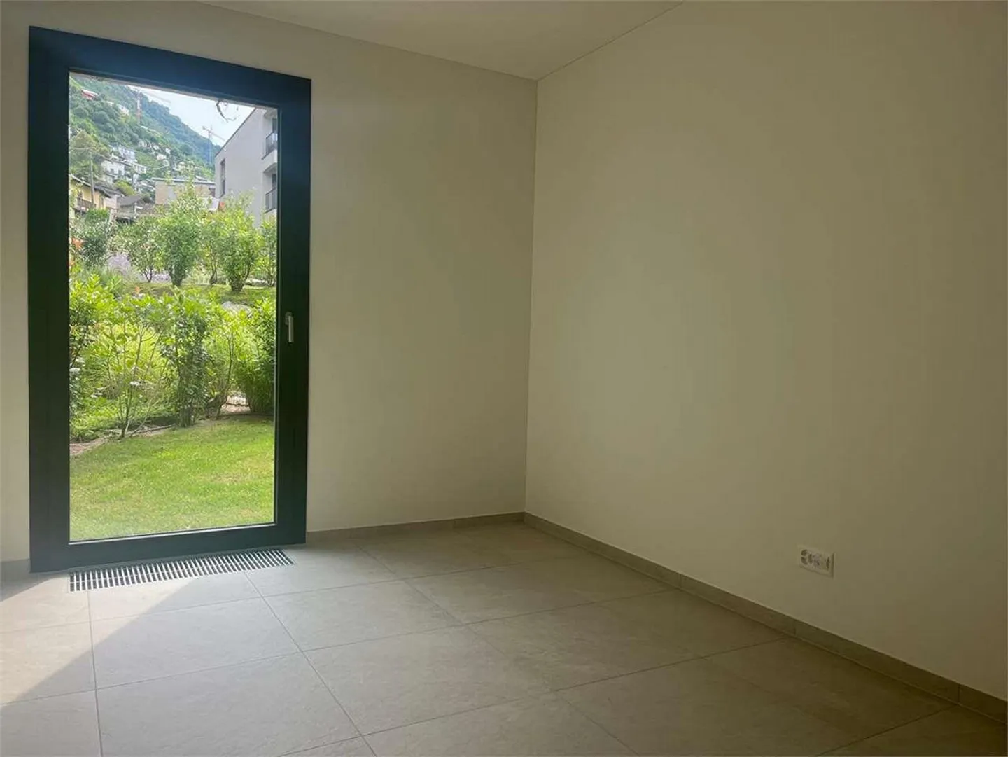 Gordola- stupendo 4.5 con giardino - Foto 7 di 13
