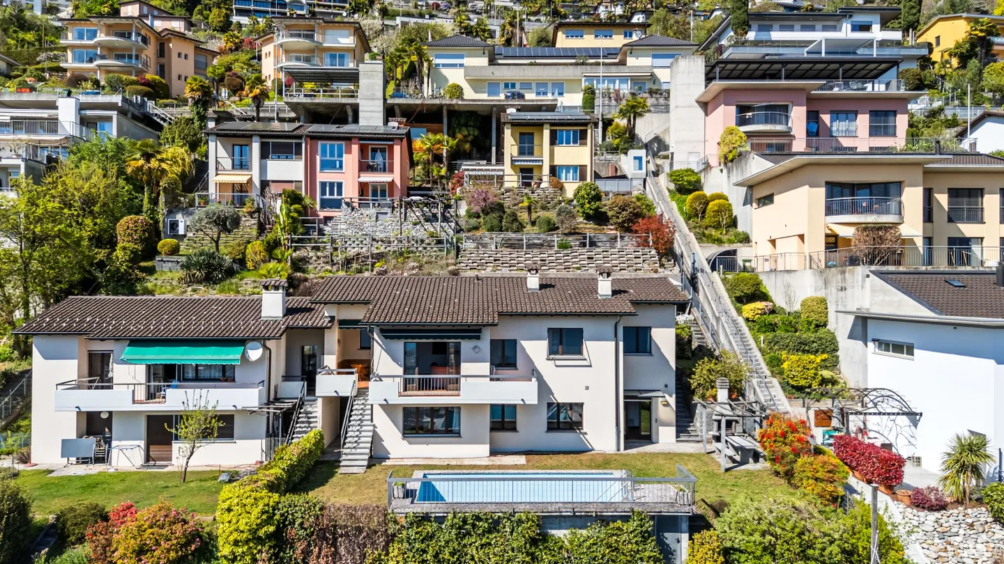 Magnifique maison jumelée de 8,5 pièces avec piscine et vue imprenable - Photo 27 sur 28