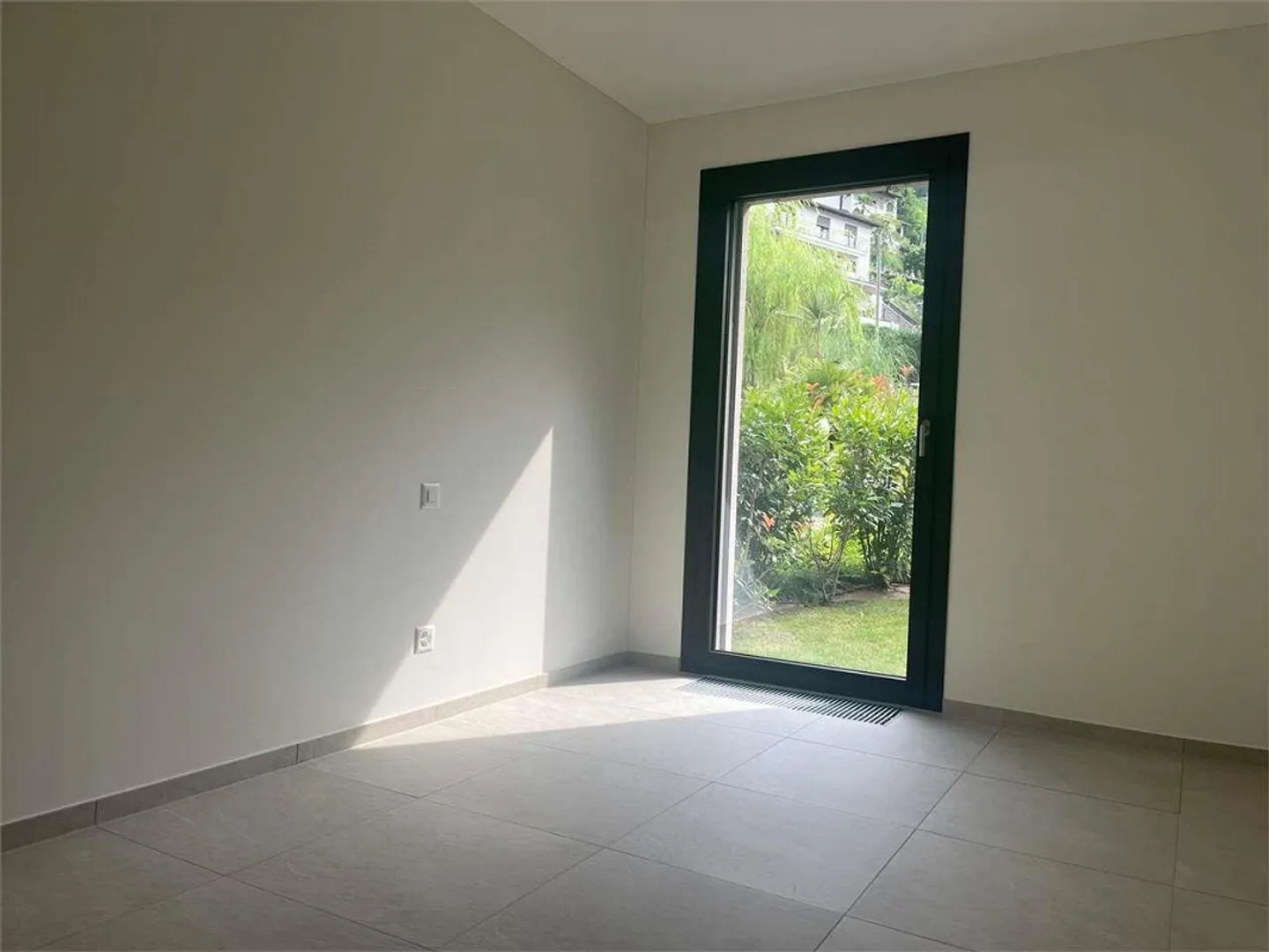 Gordola- stupendo 4.5 con giardino - Foto 10 di 13