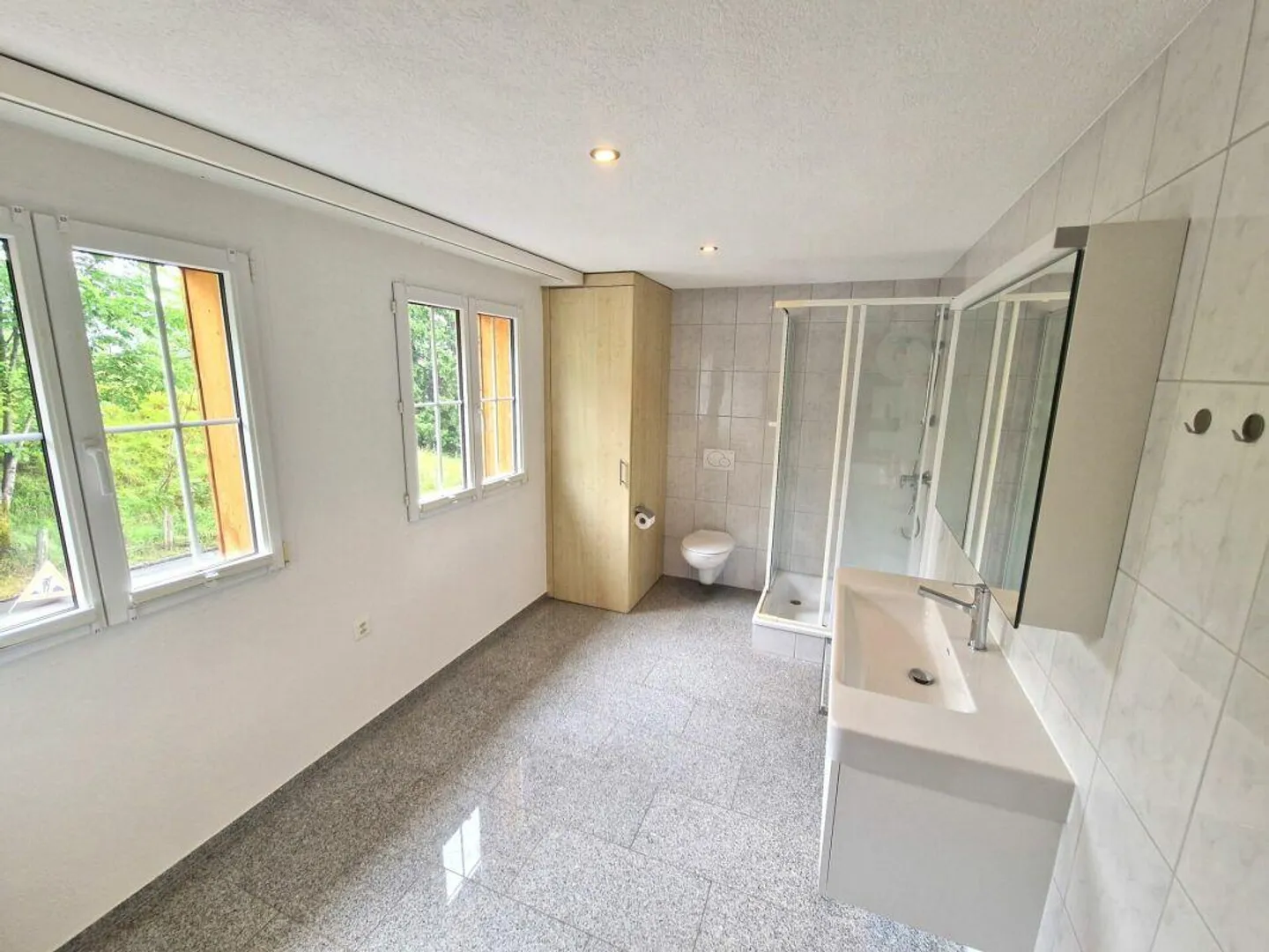 Well-maintained and beautiful living with plenty of space - Photo 5 of 12