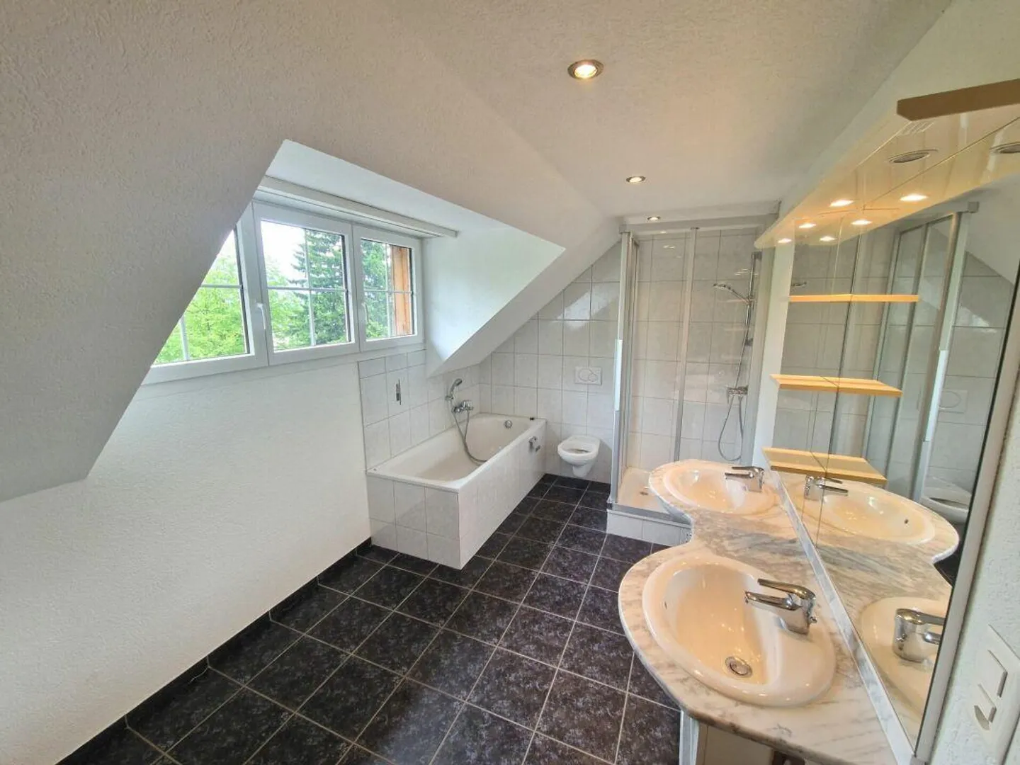 Well-maintained and beautiful living with plenty of space - Photo 7 of 12