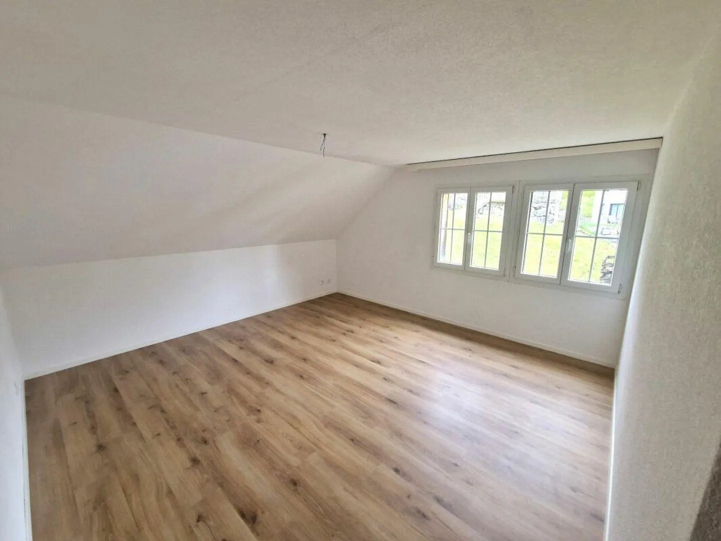 Well-maintained and beautiful living with plenty of space - Photo 9 of 12
