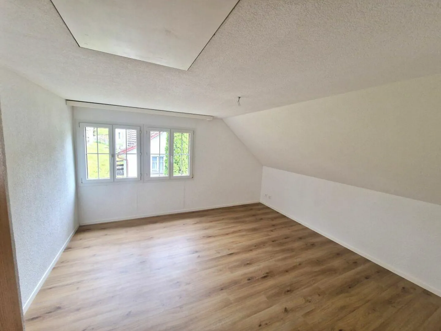 Well-maintained and beautiful living with plenty of space - Photo 10 of 12