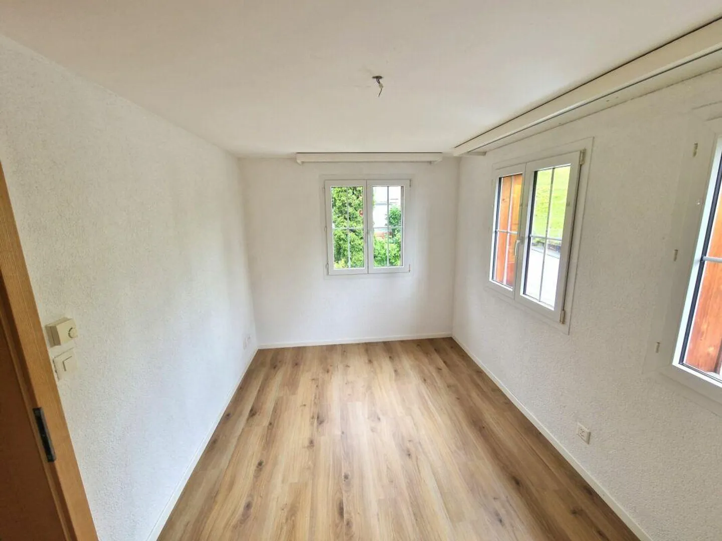 Well-maintained and beautiful living with plenty of space - Photo 4 of 12