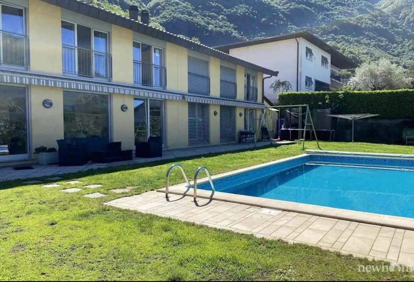 Villa con due unità abitative e grande giardino - Foto 1 di 3