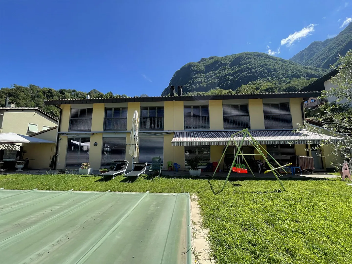 Villa con due unità abitative e grande giardino - Foto 2 di 3