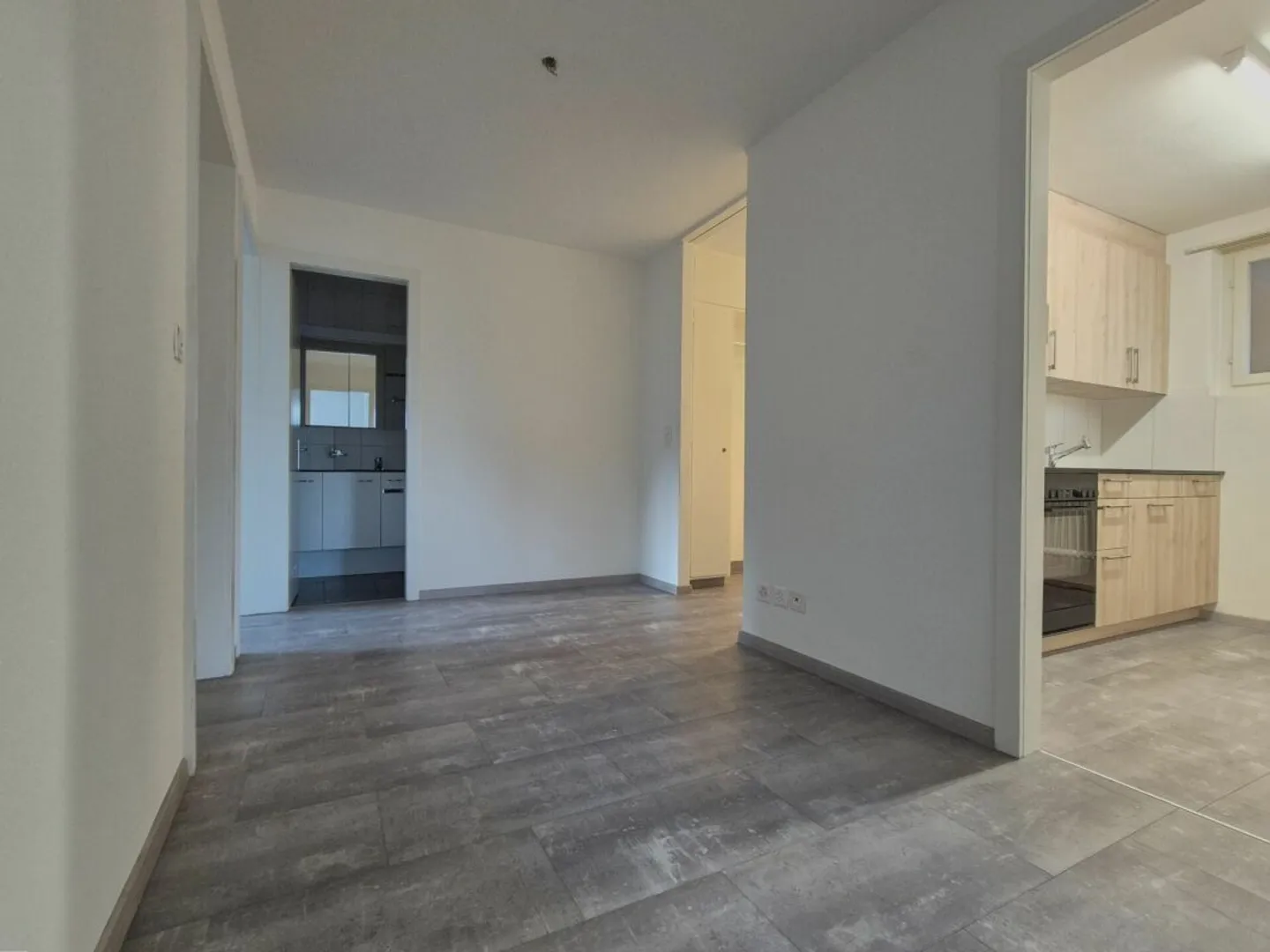 Appartamento luminoso e conveniente di 4,5 stanze con balcone - Foto 5 di 9