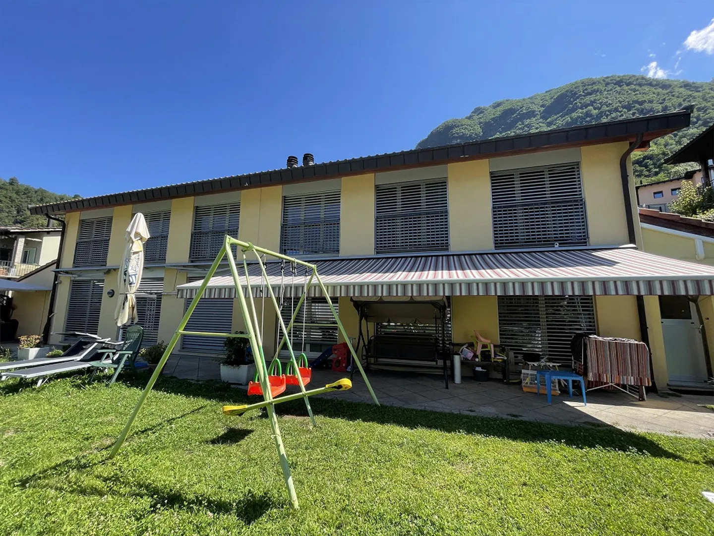 Villa con due unità abitative e grande giardino - Foto 3 di 3