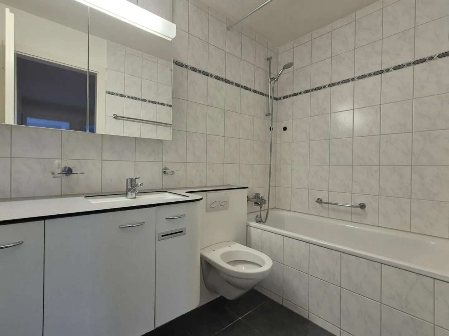 Appartamento luminoso e conveniente di 4,5 stanze con balcone - Foto 7 di 9