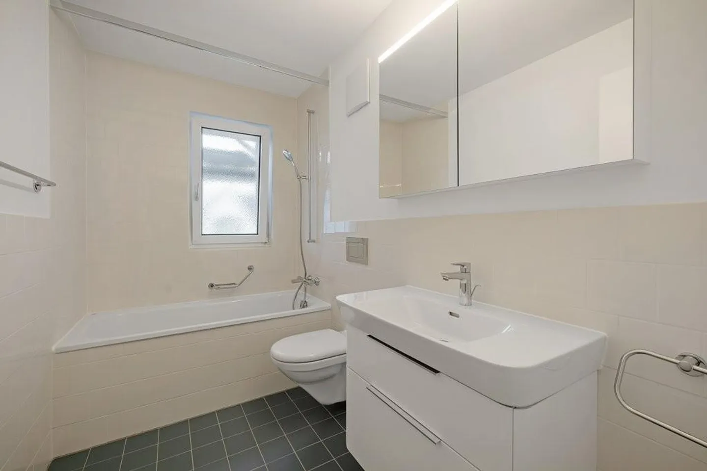 Family-friendly apartment after renovation - Photo 3 of 8