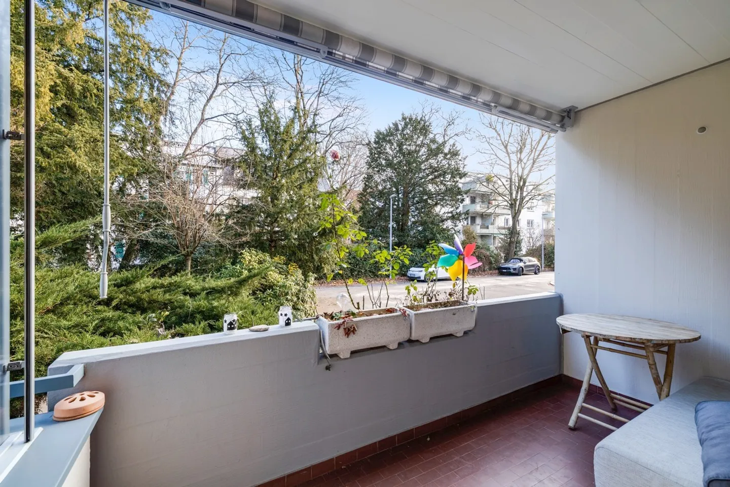 Proprietà spaziosa con seminterrato versatile - Foto 4 di 15