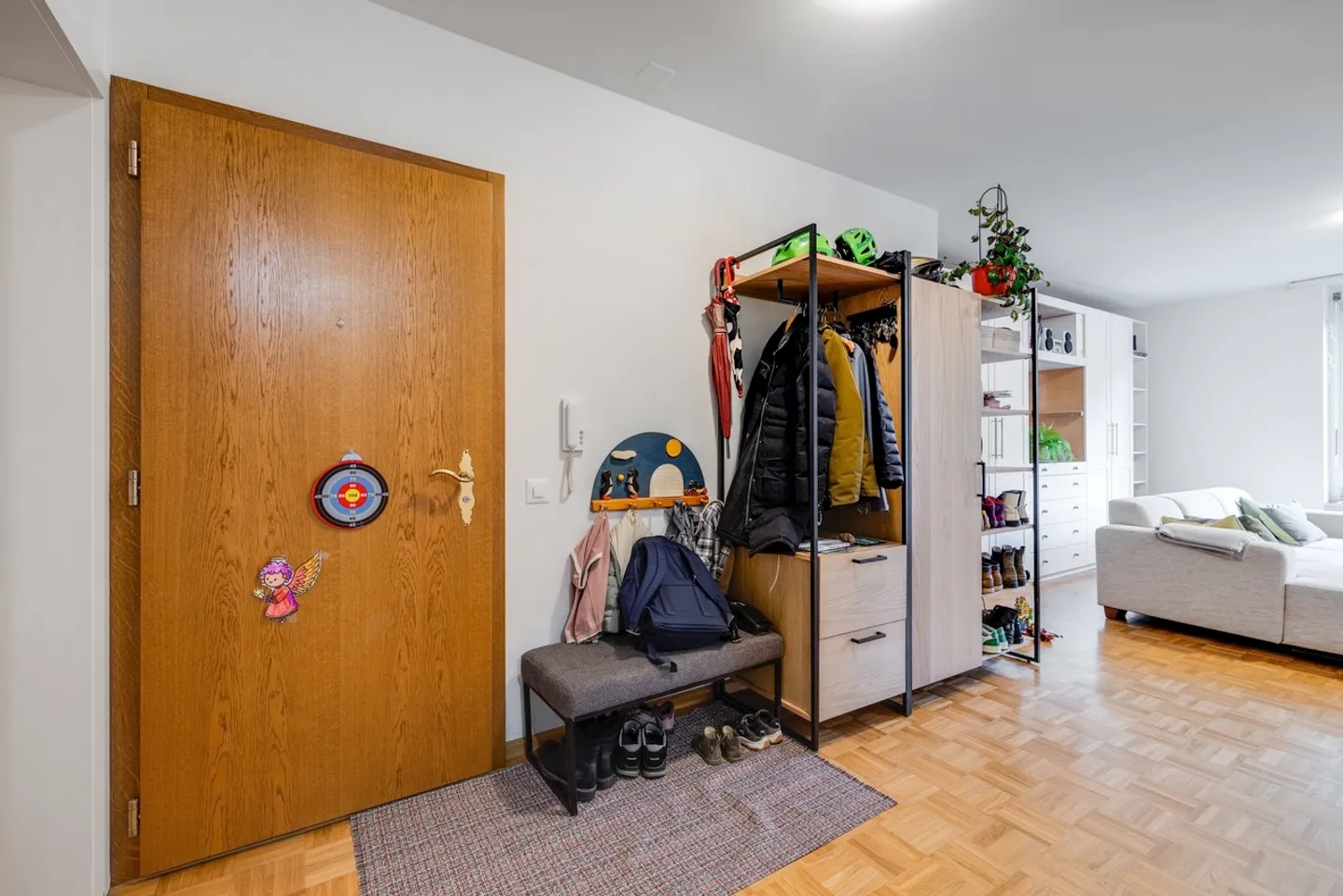 Proprietà spaziosa con seminterrato versatile - Foto 2 di 15