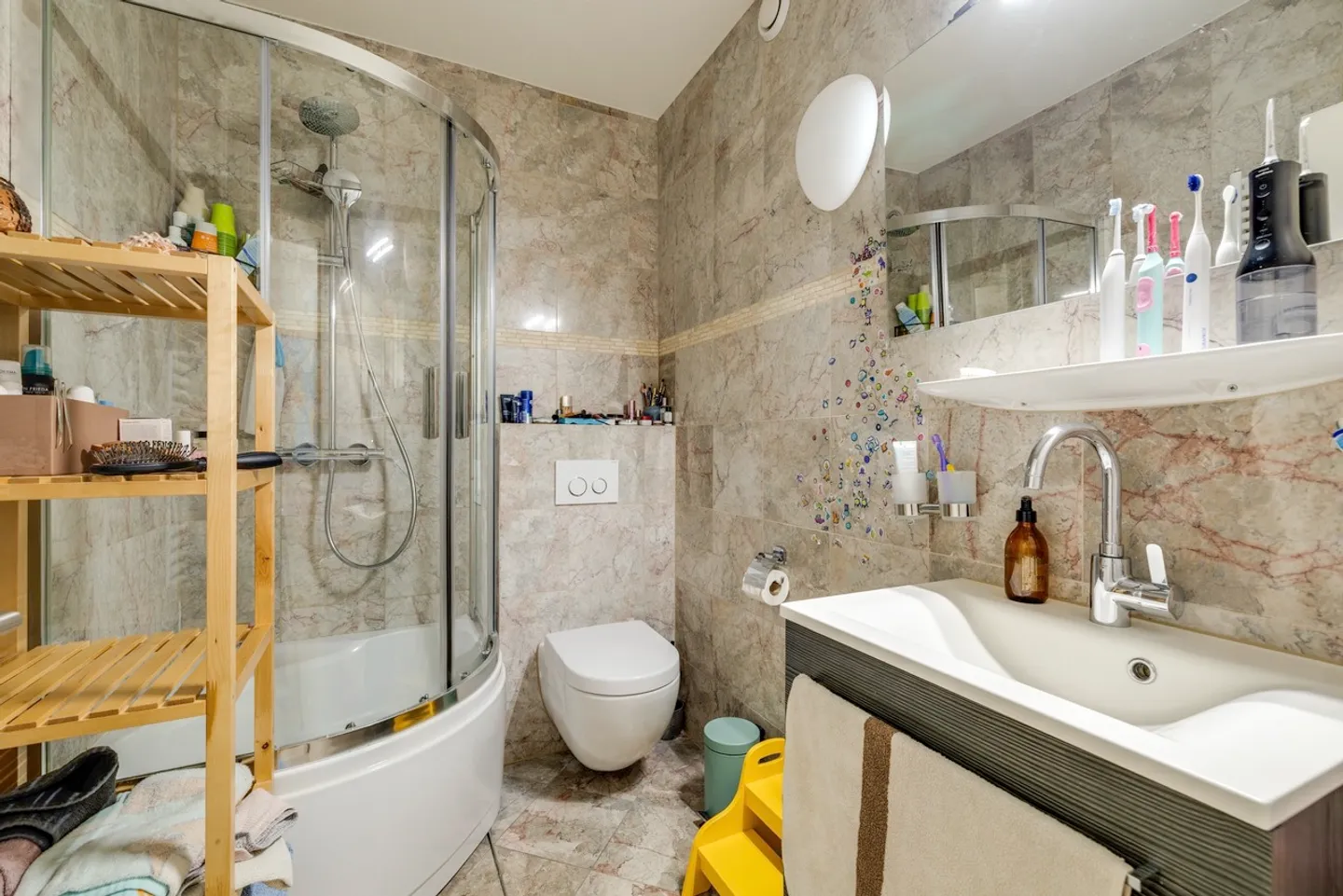 Proprietà spaziosa con seminterrato versatile - Foto 10 di 15