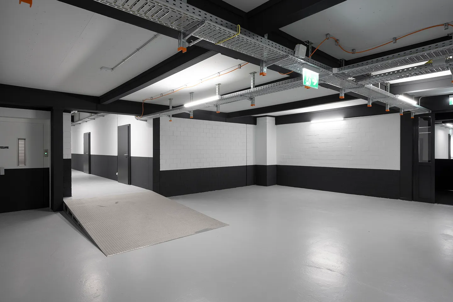 Grandes et lumineuses surfaces de stockage à louer. - Photo 2 sur 4