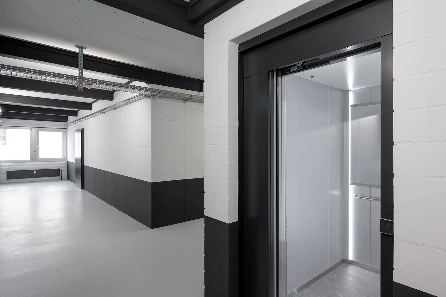 Grandes et lumineuses surfaces de stockage à louer. - Photo 3 sur 4