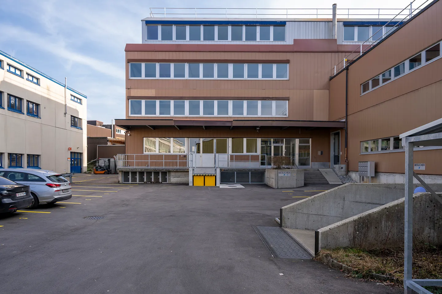 Grandes et lumineuses surfaces de stockage à louer. - Photo 4 sur 4