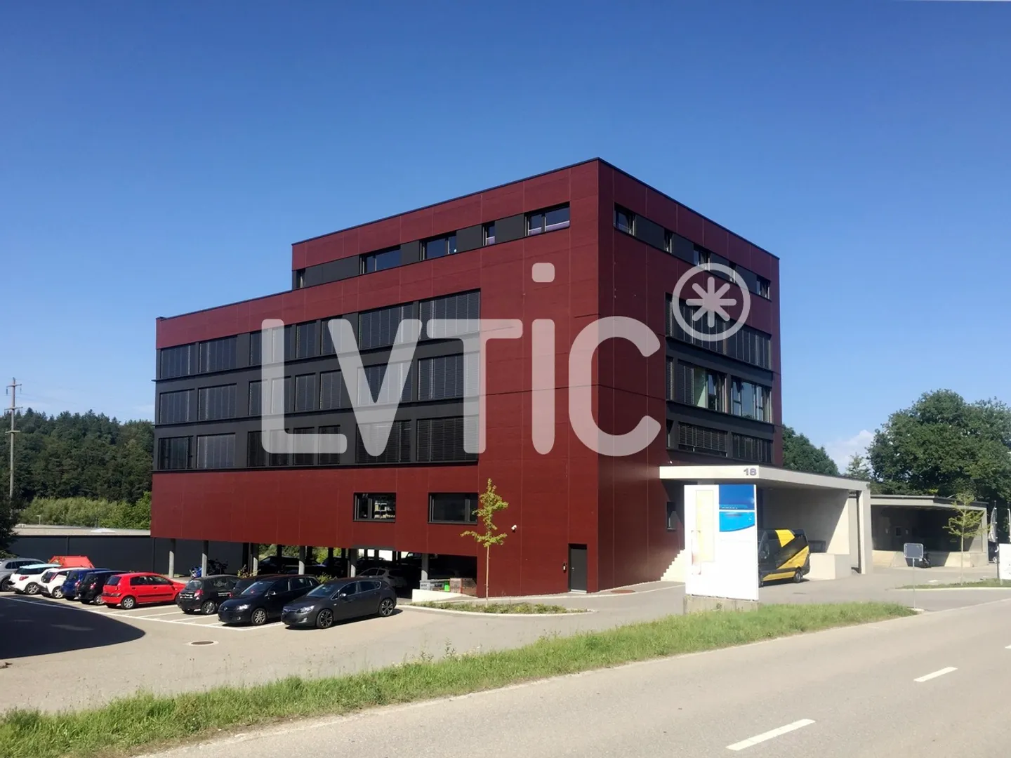 Uffici, showroom, locali di 728 m2 in vendita a Givisiez - Friburgo - Foto 2 di 14