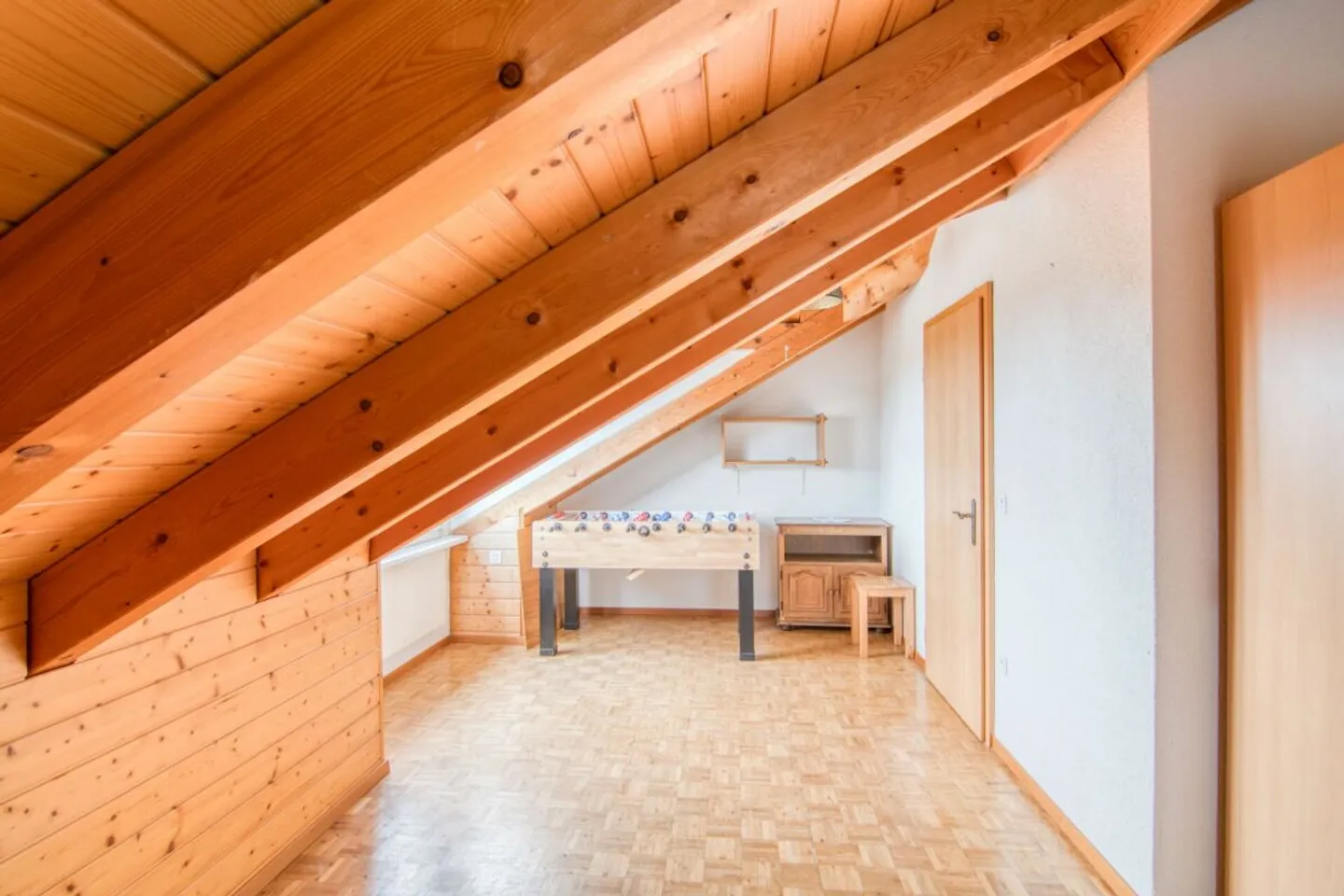 Ampia casa unifamiliare di 6,5 stanze con appartamento separato, doppio garage, paradiso del giardino di 1.053 m² e vista panoramica sulle Alpi - Foto 13 di 31