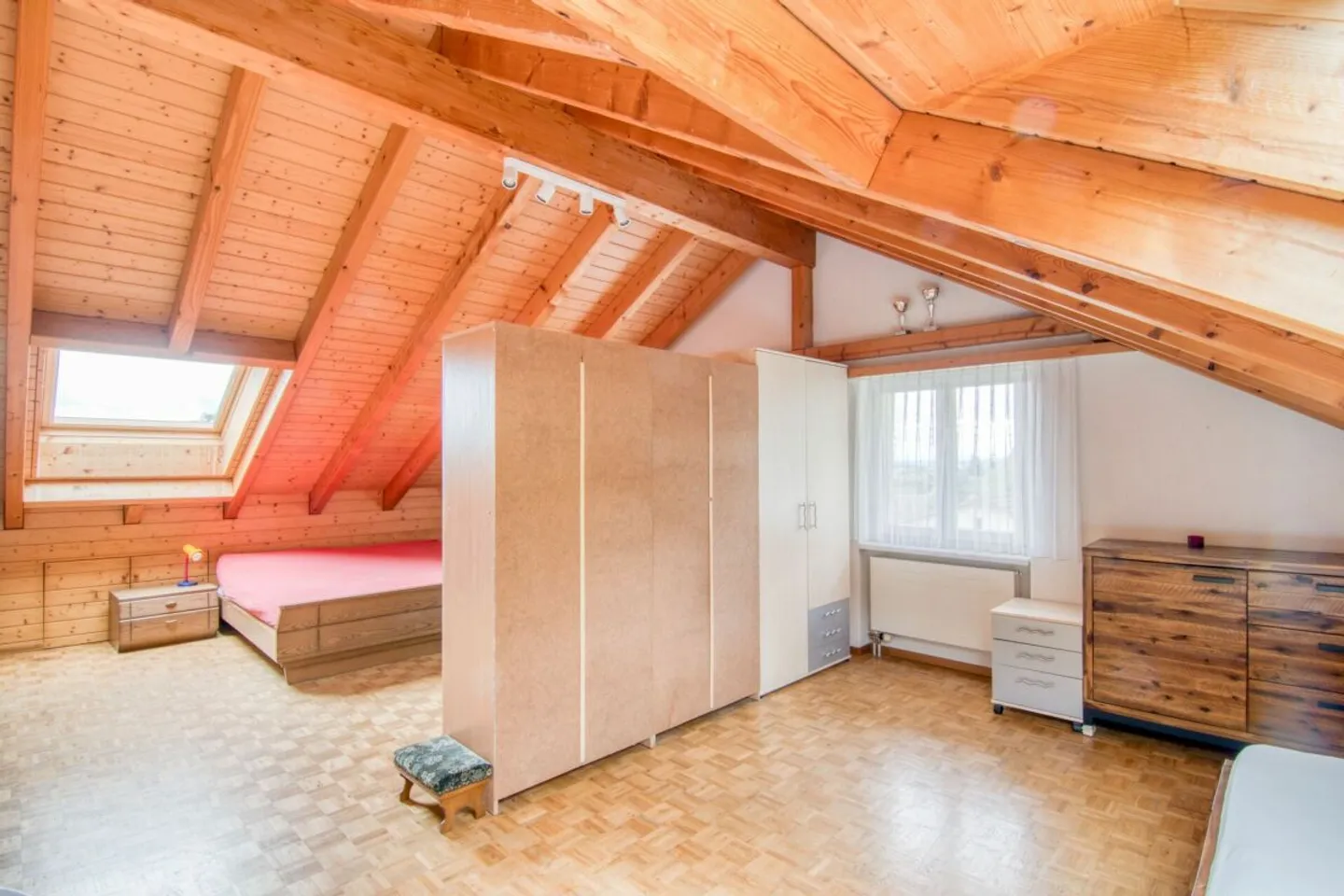 Ampia casa unifamiliare di 6,5 stanze con appartamento separato, doppio garage, paradiso del giardino di 1.053 m² e vista panoramica sulle Alpi - Foto 15 di 31