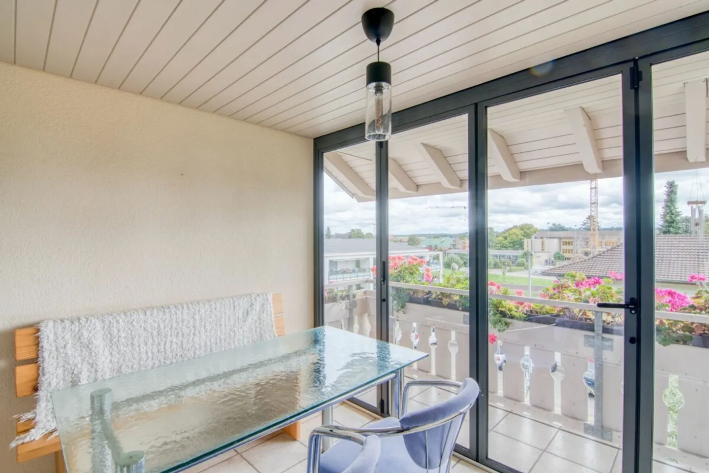 Ampia casa unifamiliare di 6,5 stanze con appartamento separato, doppio garage, paradiso del giardino di 1.053 m² e vista panoramica sulle Alpi - Foto 10 di 31