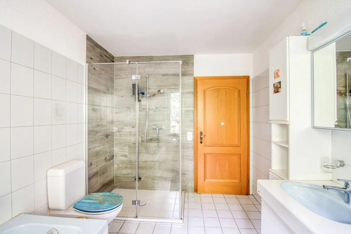 Ampia casa unifamiliare di 6,5 stanze con appartamento separato, doppio garage, paradiso del giardino di 1.053 m² e vista panoramica sulle Alpi - Foto 23 di 31