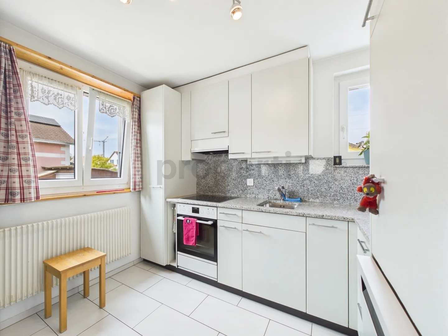 Incantevole casa unifamiliare di 4,5 locali con grande giardino a Lyss - Foto 5 di 13