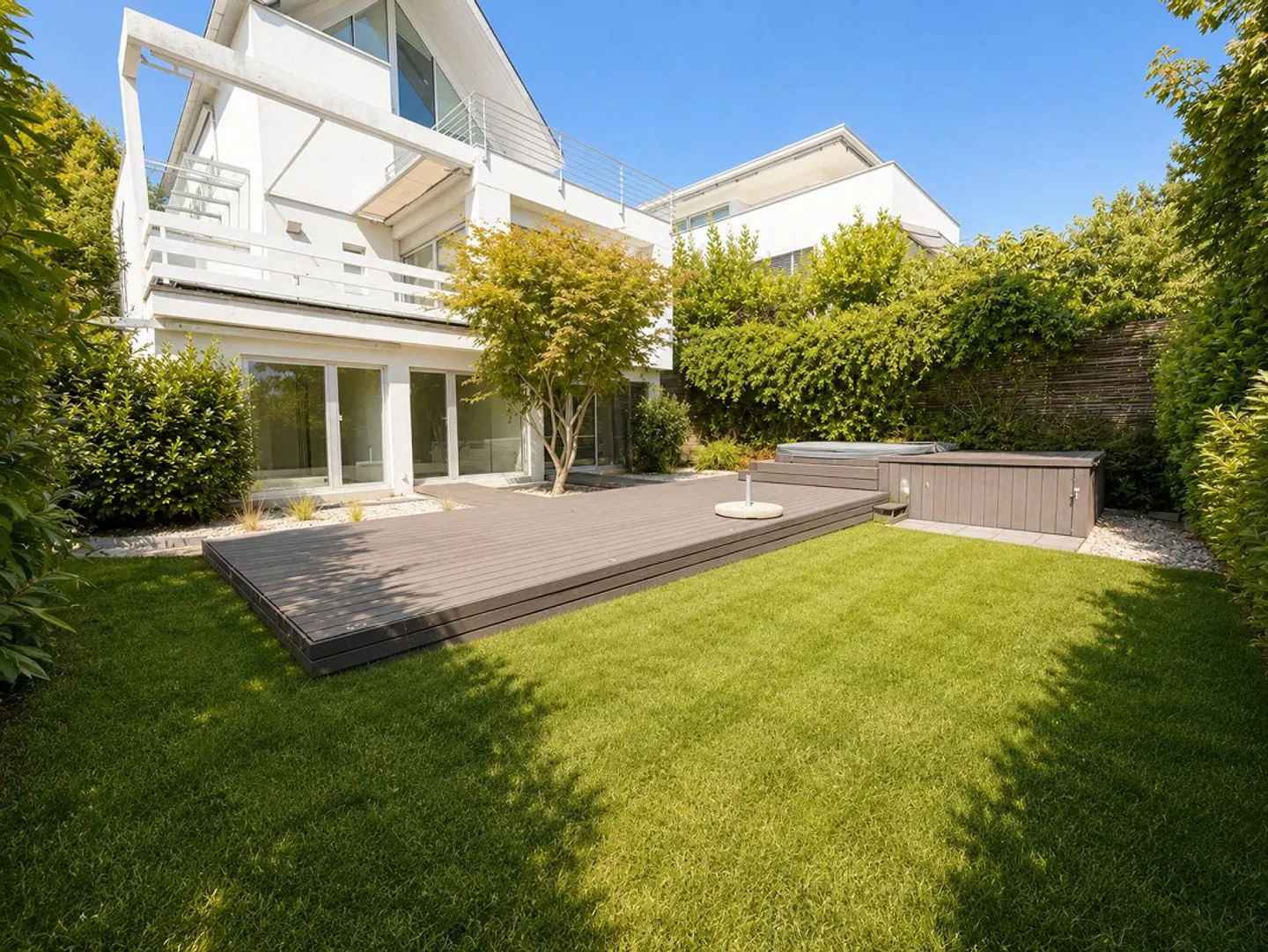 Living like in a single-family home – exclusive 5.5-room apartment with garden - Photo 1 of 15