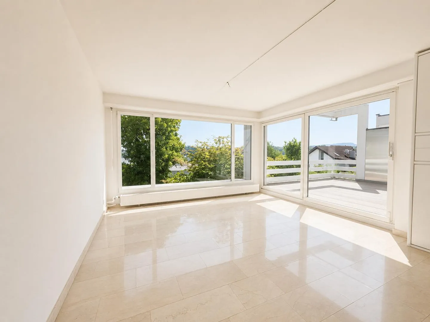 Living like in a single-family home – exclusive 5.5-room apartment with garden - Photo 7 of 15