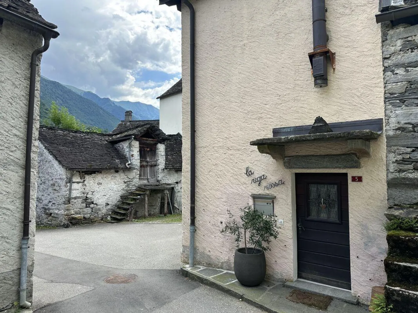 Charming Ticinese Rustic from 1800 – Authenticity and Nature in the Heart of Moghegno - Photo 3 of 23