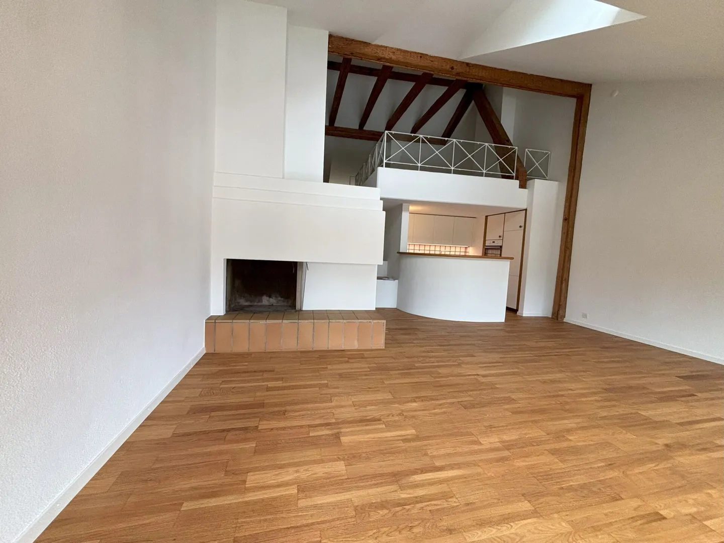 Appartement mansardé exclusif de 2,5 pièces avec galerie au cœur de la vieille ville de Zurich - 2026 - Photo 3 sur 12