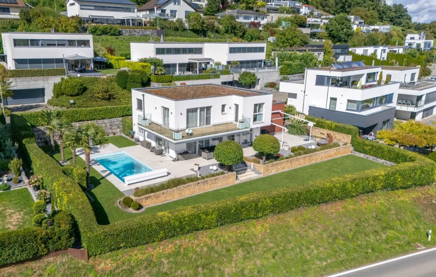 Maison individuelle exclusive de 5,5 pièces avec piscine et vue imprenable - Photo 1 sur 24