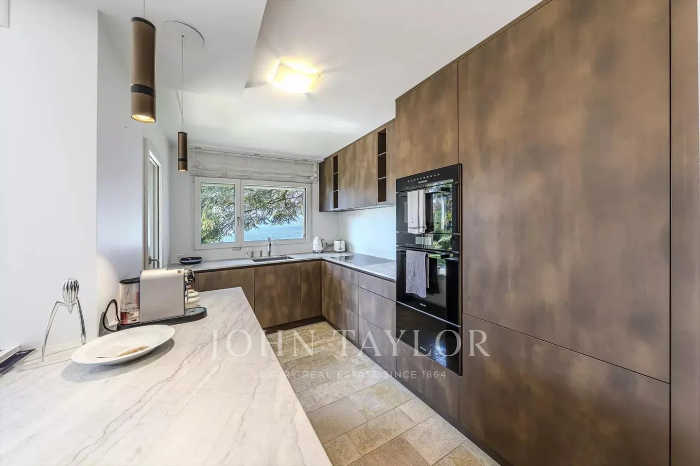 Duplex eccezionale con 6,5 stanze al lago con posti barca - Foto 5 di 11