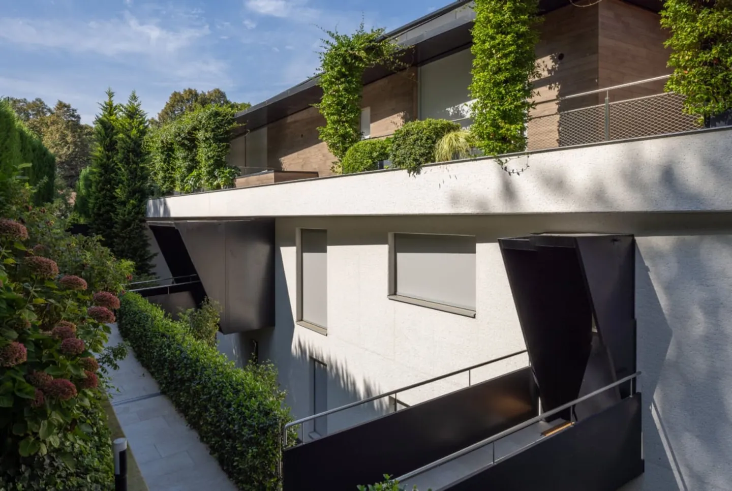 ELEGANT 3.5-ROOM APARTMENT WITH PRIVATE GARDEN IN A PRESTIGIOUS RESIDENCE - Photo 1 of 12