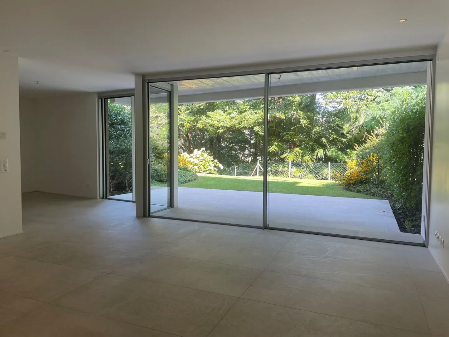 ELEGANT 3.5-ROOM APARTMENT WITH PRIVATE GARDEN IN A PRESTIGIOUS RESIDENCE - Photo 2 of 12