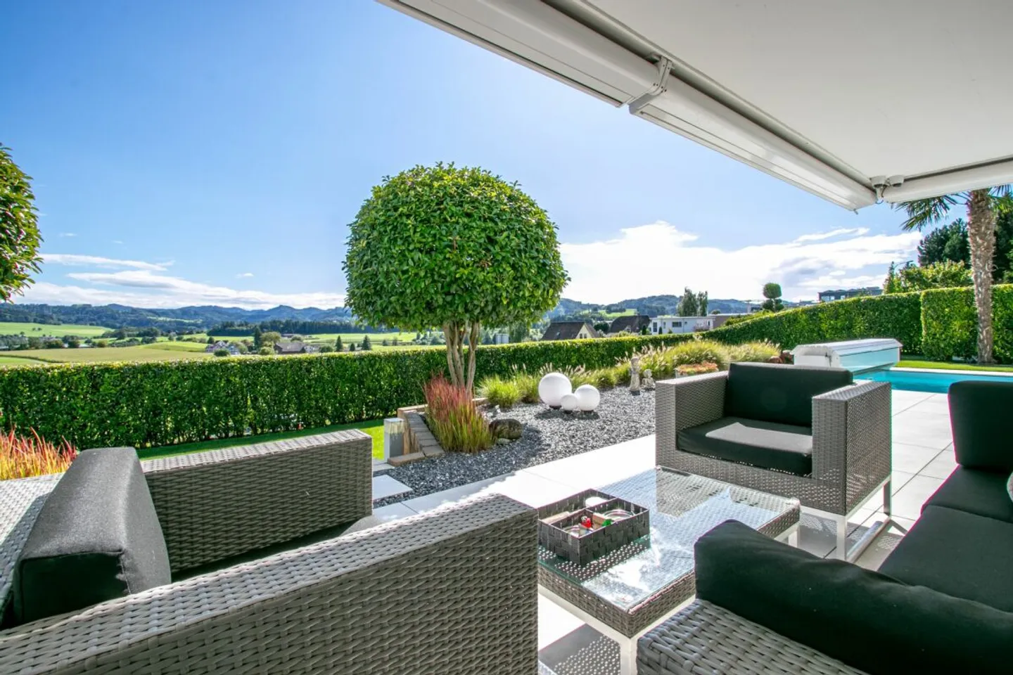 Maison individuelle exclusive de 5,5 pièces avec piscine et vue imprenable - Photo 4 sur 24