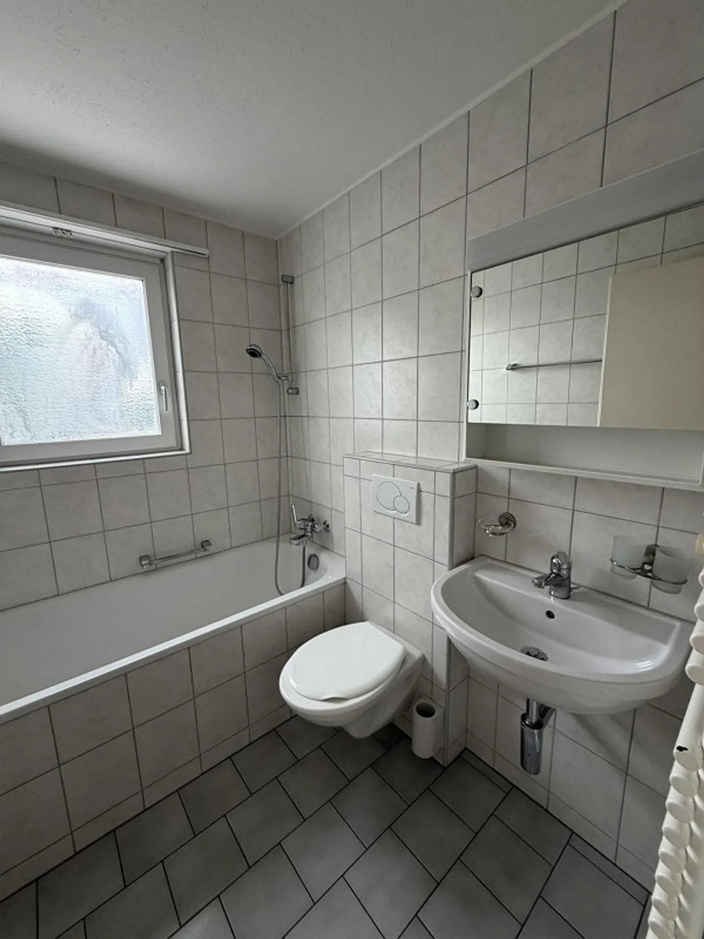 Geräumige Wohnung mit Balkonen - Foto 5 von 7