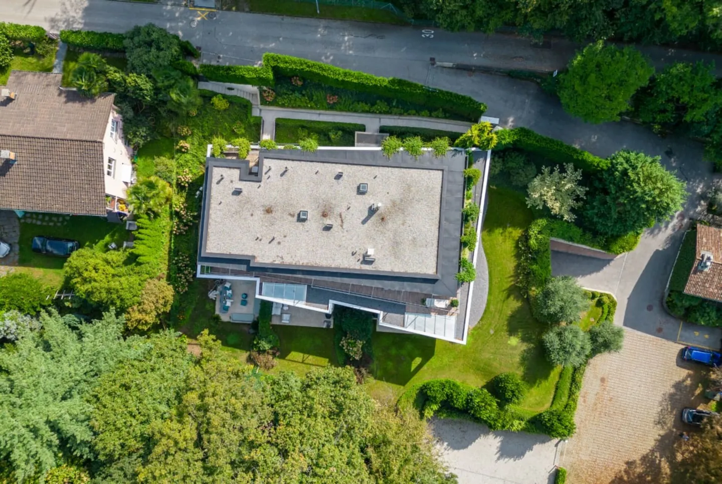 ELEGANT 3.5-ROOM APARTMENT WITH PRIVATE GARDEN IN A PRESTIGIOUS RESIDENCE - Photo 10 of 12