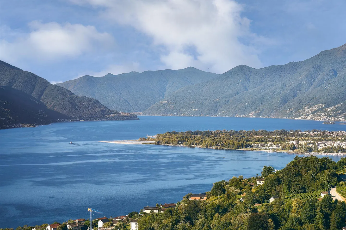 L'eleganza fluttua tra lago e montagne - Foto 14 di 17