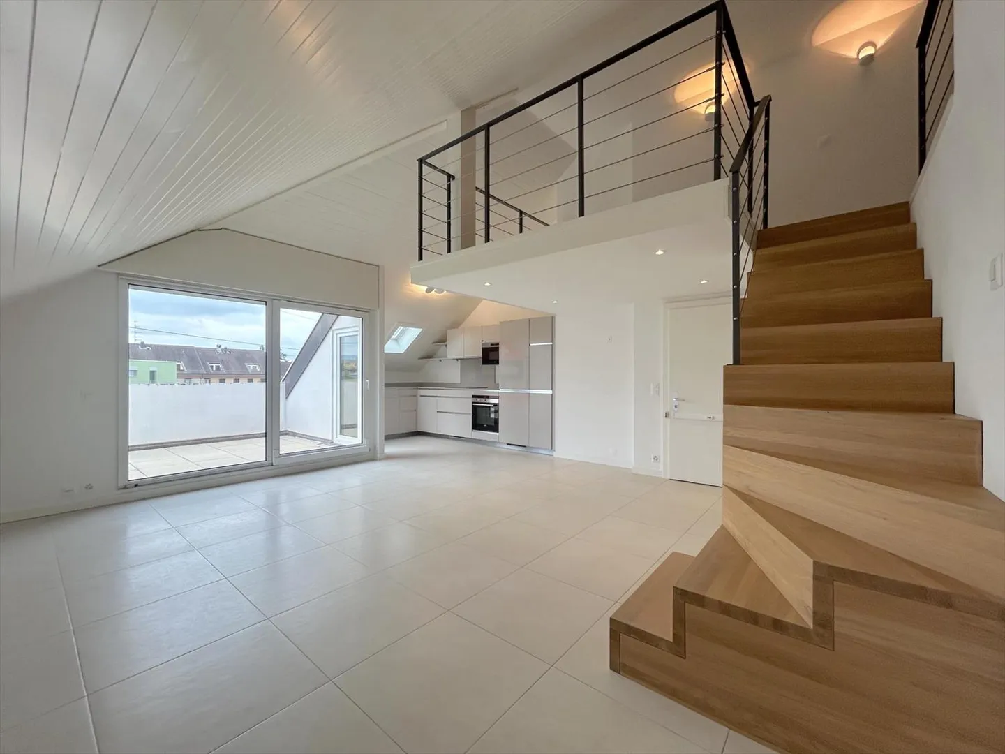 Attic with 3 rooms, 91m2 living space, quiet and with unobstructed view - Photo 1 of 9