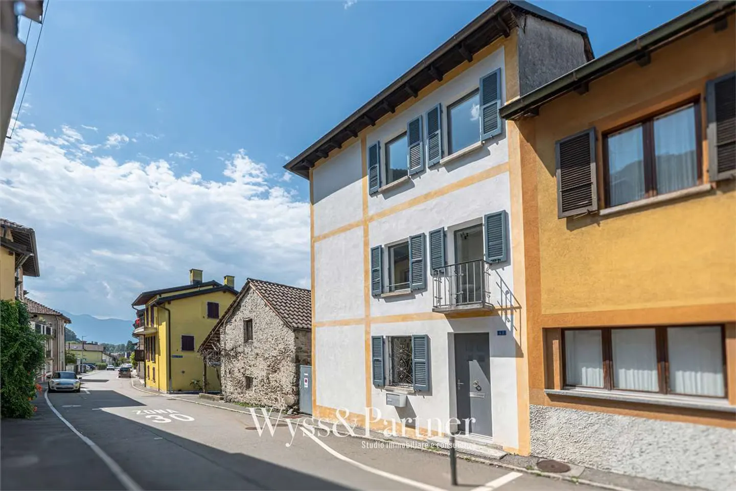 3,5-Zimmer-Haus auf drei Ebenen in Quartino - Foto 1 von 13