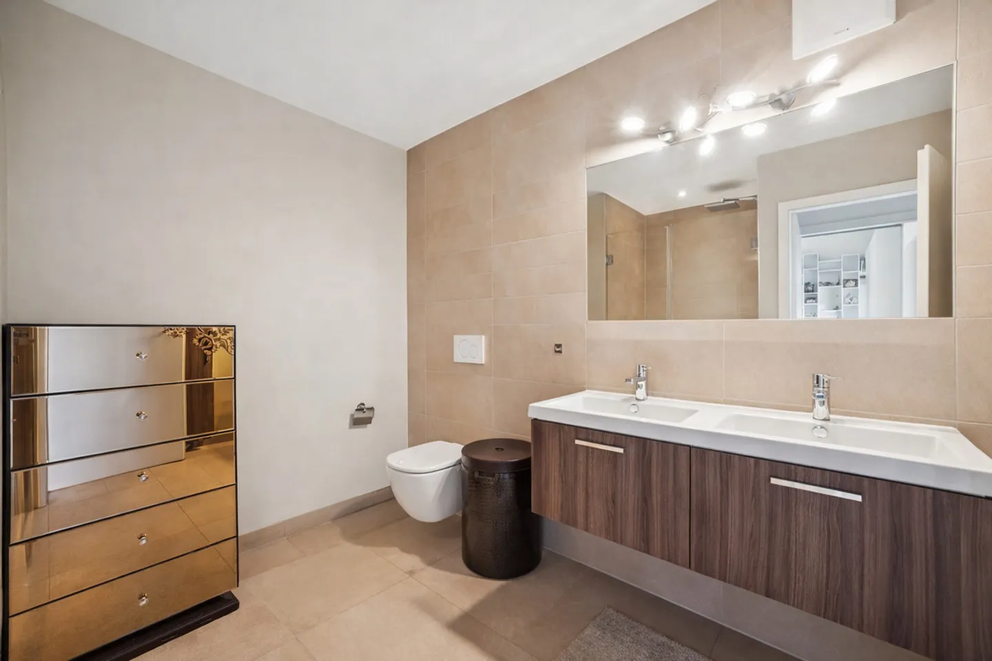 Spacieux appartement de 5 pièces au cœur de la Terre-Sainte (VD) - Photo 10 sur 13