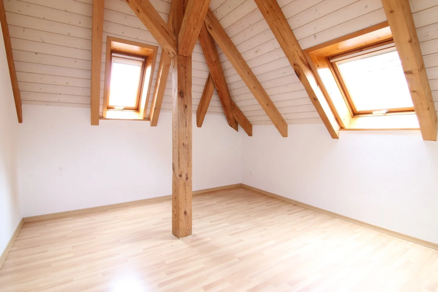 Appartement sous les combles de 5,5 pièces bien entretenu sur deux étages - Photo 3 sur 8