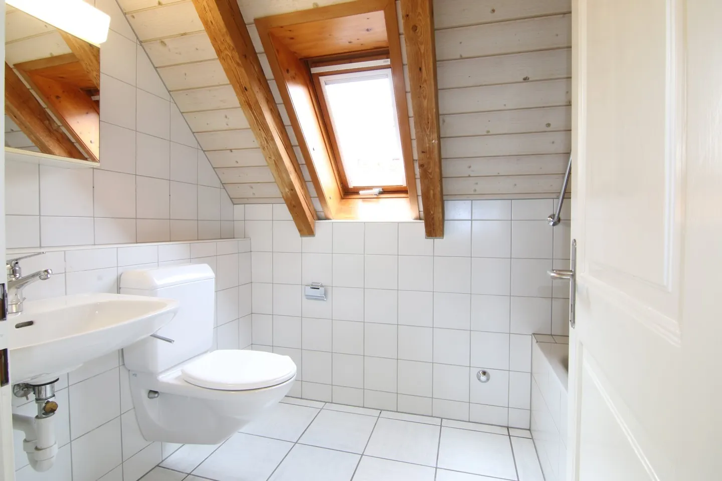 Appartement sous les combles de 5,5 pièces bien entretenu sur deux étages - Photo 5 sur 8